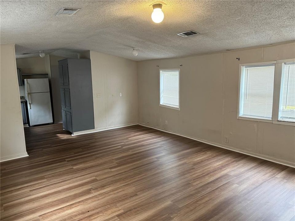 For Sale: $169,900 (3 beds, 2 baths, 1216 Square Feet)