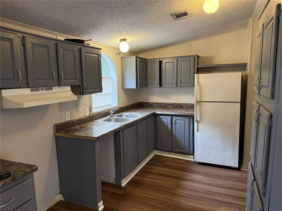 For Sale: $169,900 (3 beds, 2 baths, 1216 Square Feet)