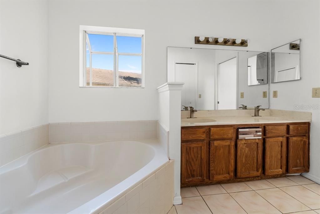 Active With Contract: $389,990 (3 beds, 2 baths, 1685 Square Feet)