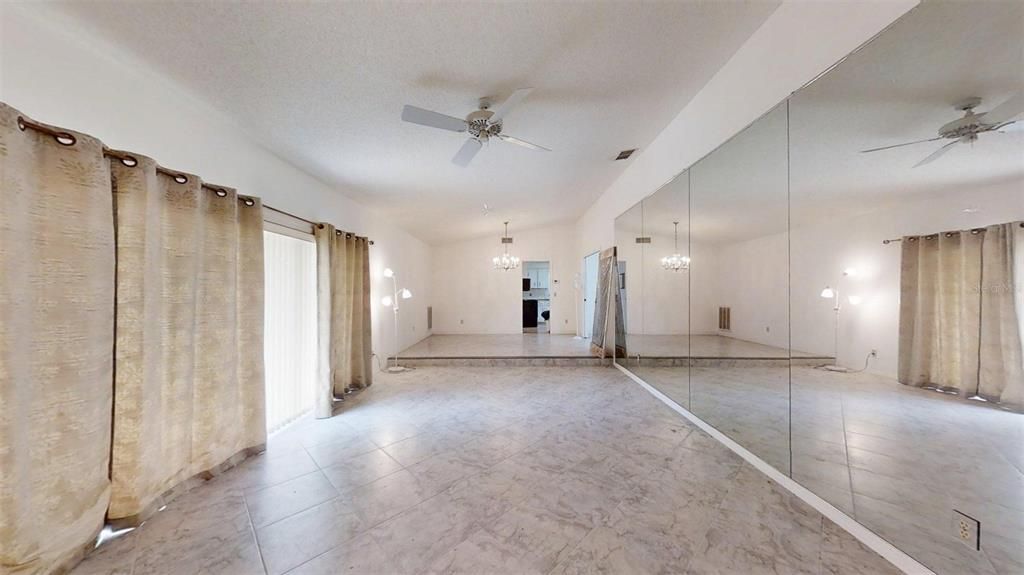 En Venta: $425,000 (3 camas, 2 baños, 2398 Pies cuadrados)