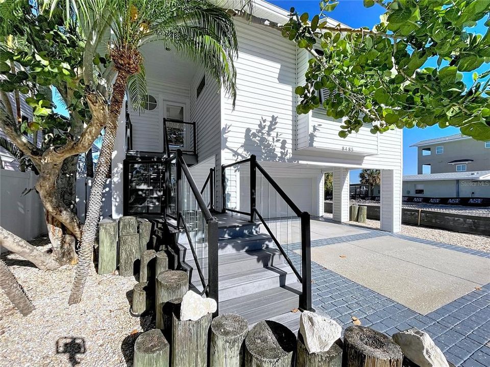 For Sale: $1,990,000 (3 beds, 2 baths, 2076 Square Feet)