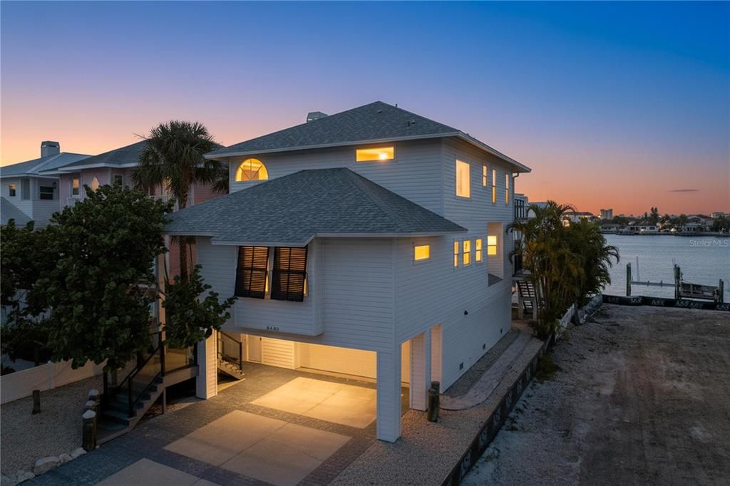 For Sale: $1,990,000 (3 beds, 2 baths, 2076 Square Feet)