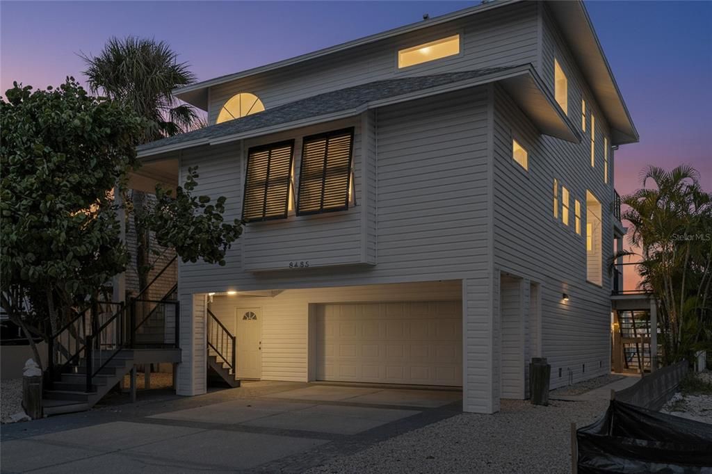 For Sale: $1,990,000 (3 beds, 2 baths, 2076 Square Feet)