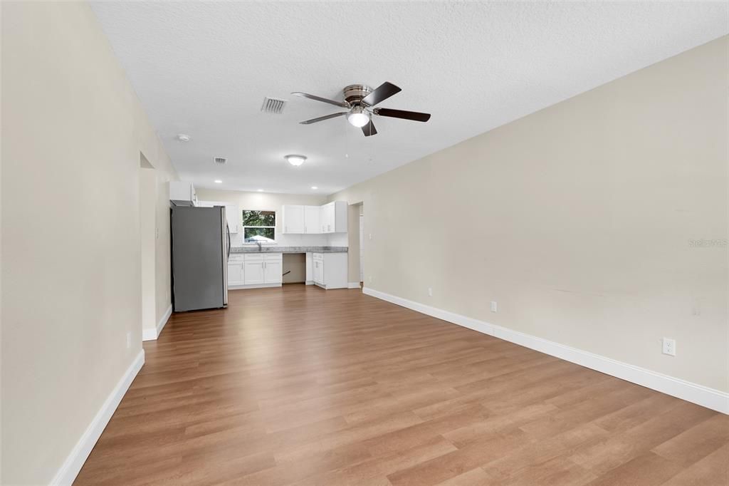 Под контрактом: $220,000 (3 спален, 1 ванн, 1020 Квадратных фут)