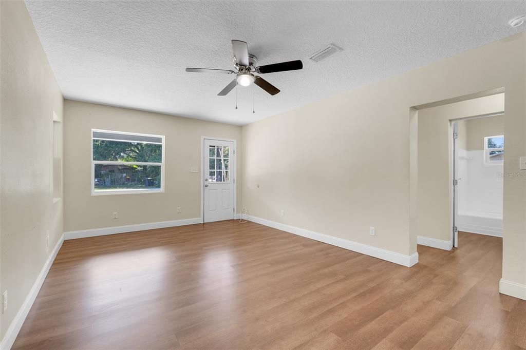 Под контрактом: $220,000 (3 спален, 1 ванн, 1020 Квадратных фут)