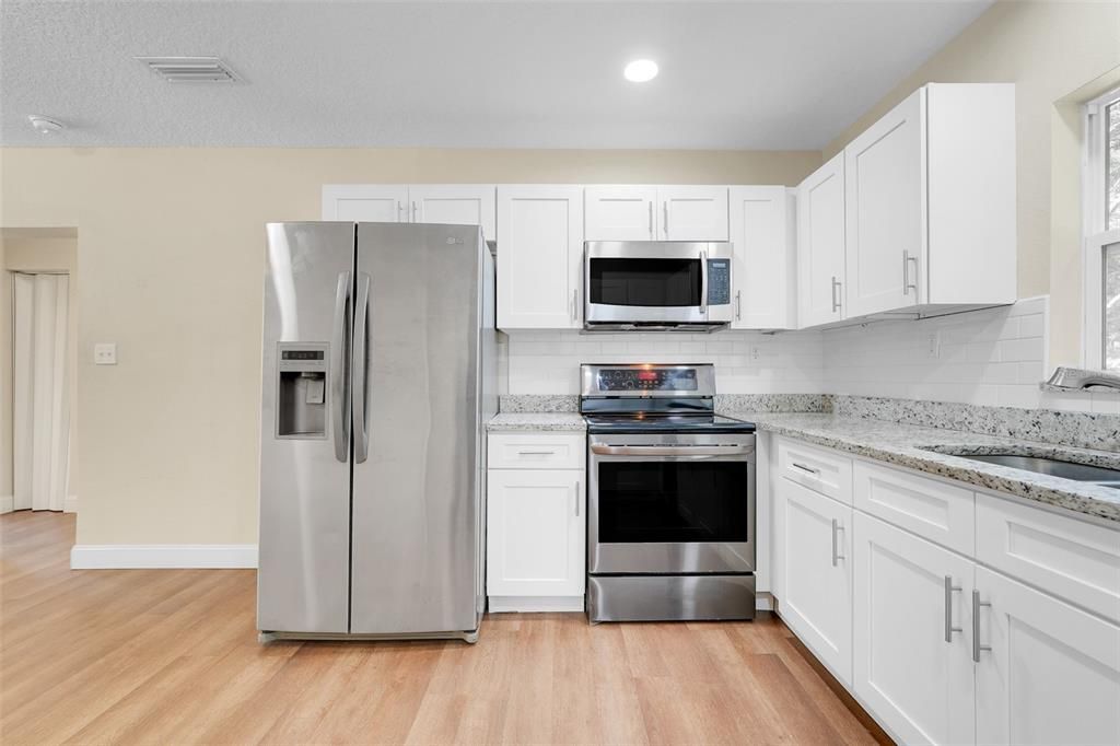 Под контрактом: $220,000 (3 спален, 1 ванн, 1020 Квадратных фут)