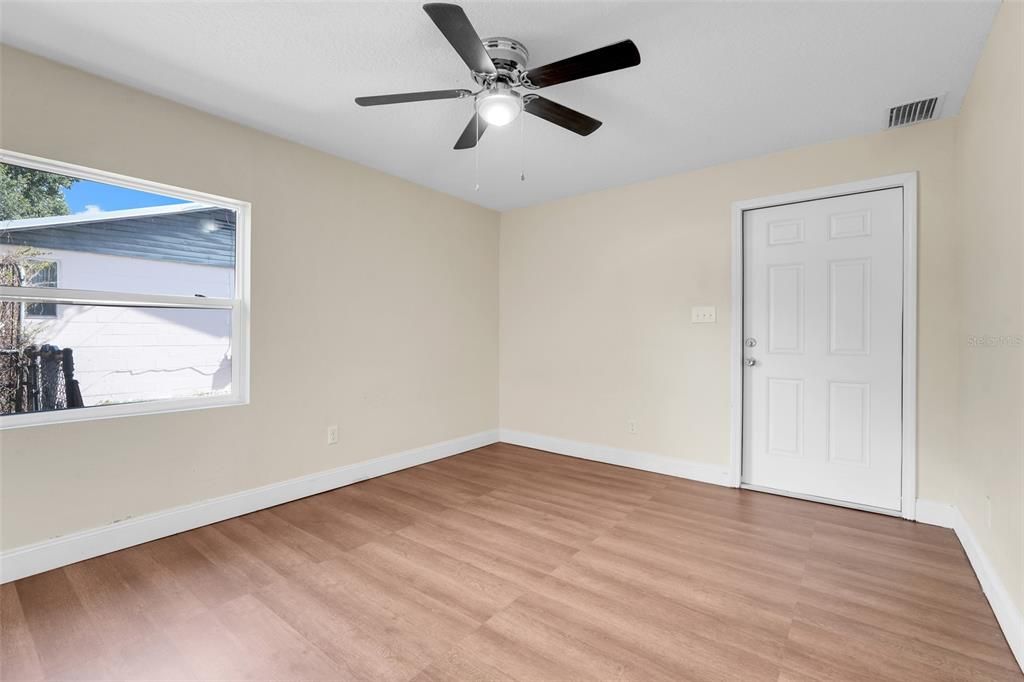 Под контрактом: $220,000 (3 спален, 1 ванн, 1020 Квадратных фут)