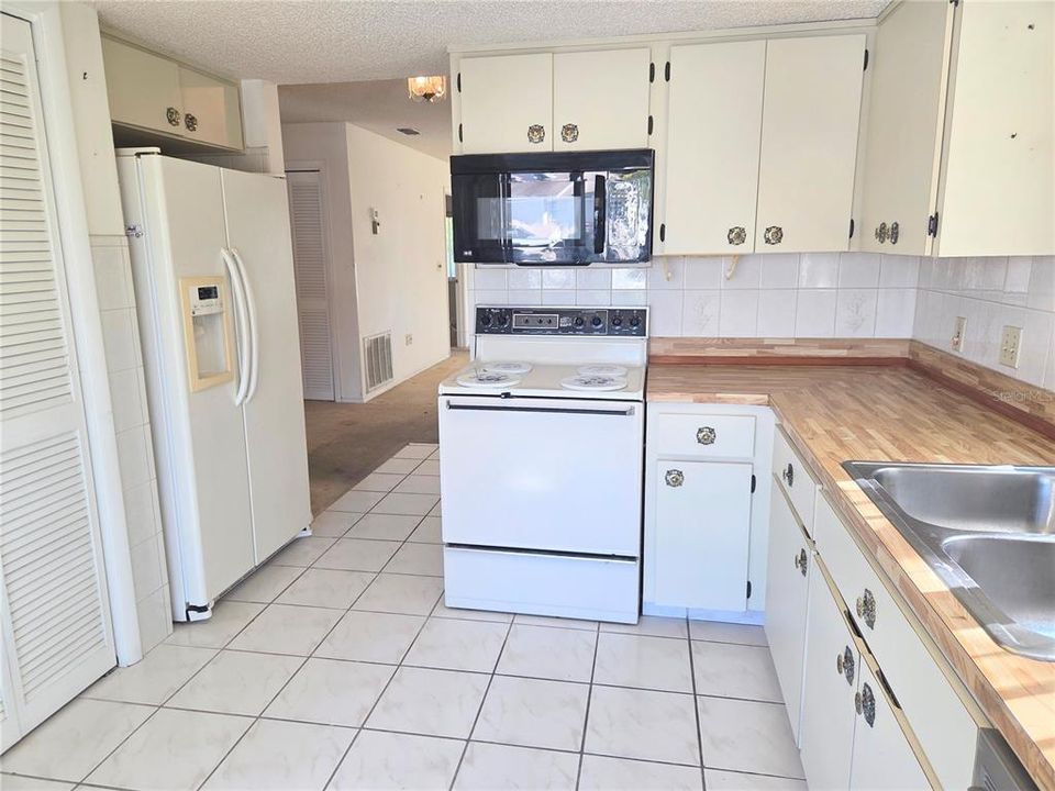 For Sale: $125,000 (2 beds, 2 baths, 1144 Square Feet)