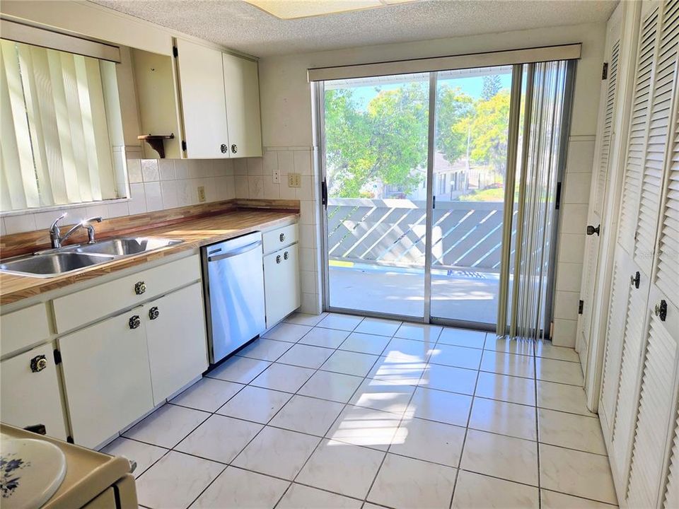 For Sale: $125,000 (2 beds, 2 baths, 1144 Square Feet)