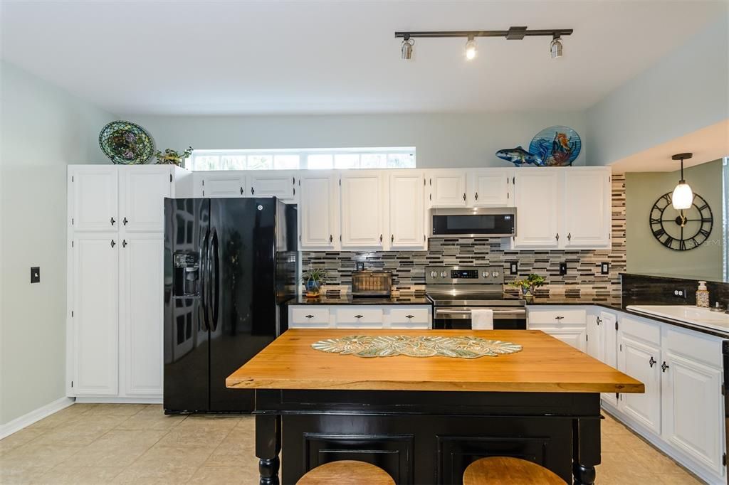 En Venta: $447,000 (3 camas, 3 baños, 2500 Pies cuadrados)