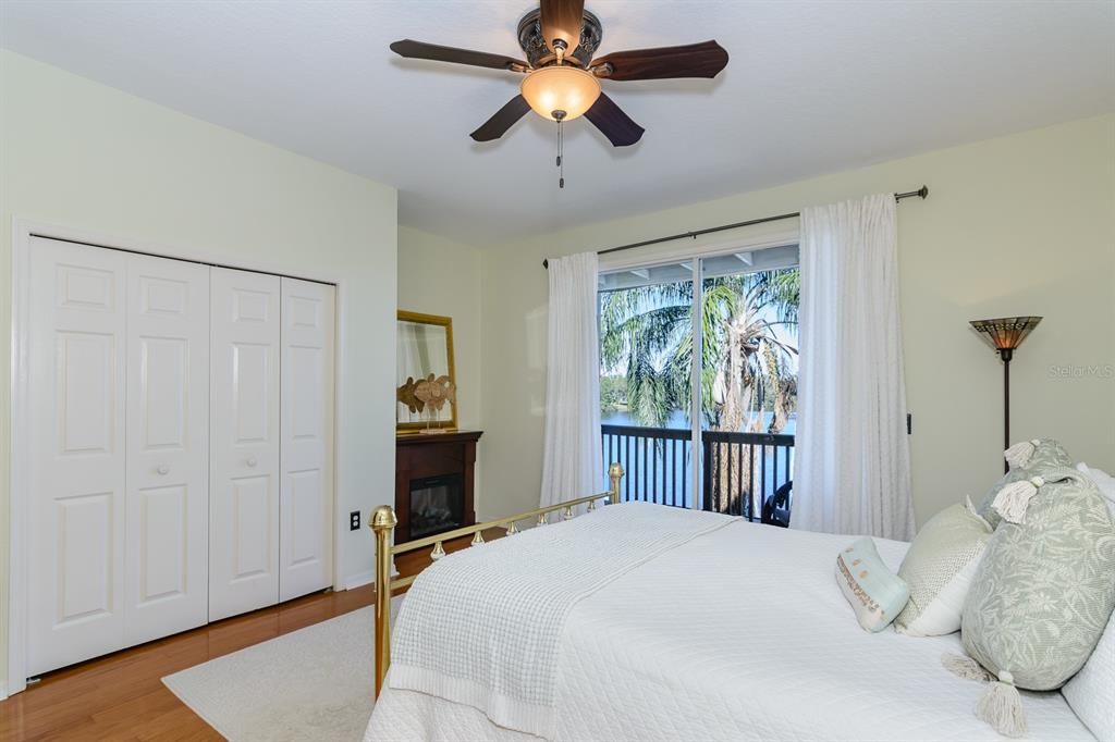 En Venta: $447,000 (3 camas, 3 baños, 2500 Pies cuadrados)