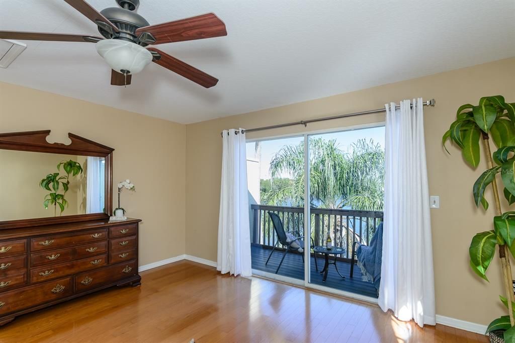 En Venta: $447,000 (3 camas, 3 baños, 2500 Pies cuadrados)