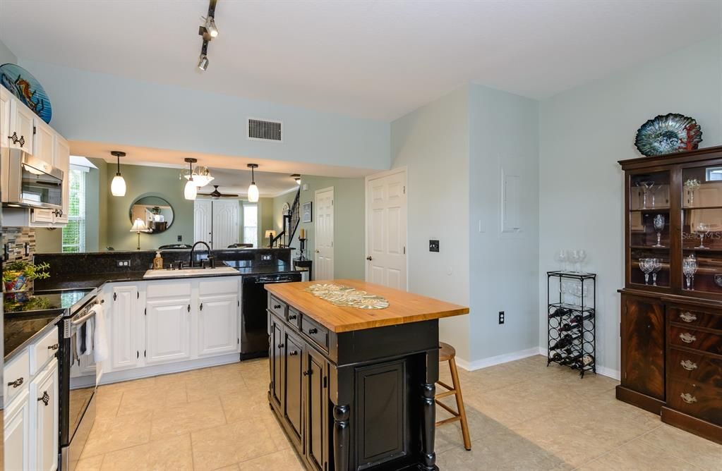 En Venta: $447,000 (3 camas, 3 baños, 2500 Pies cuadrados)