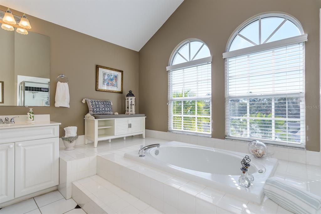 En Venta: $447,000 (3 camas, 3 baños, 2500 Pies cuadrados)