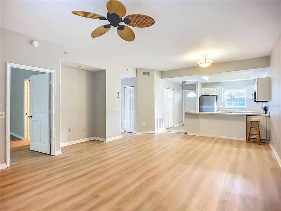 待售: $269,800 (2 贝兹, 2 浴室, 1068 平方英尺)