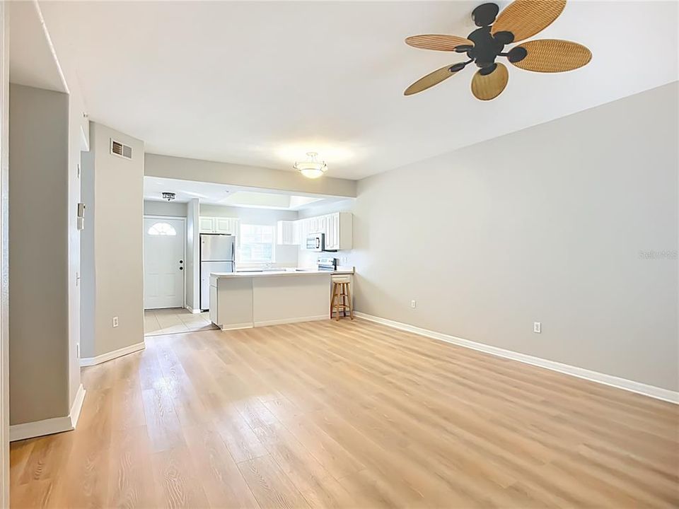 待售: $269,800 (2 贝兹, 2 浴室, 1068 平方英尺)