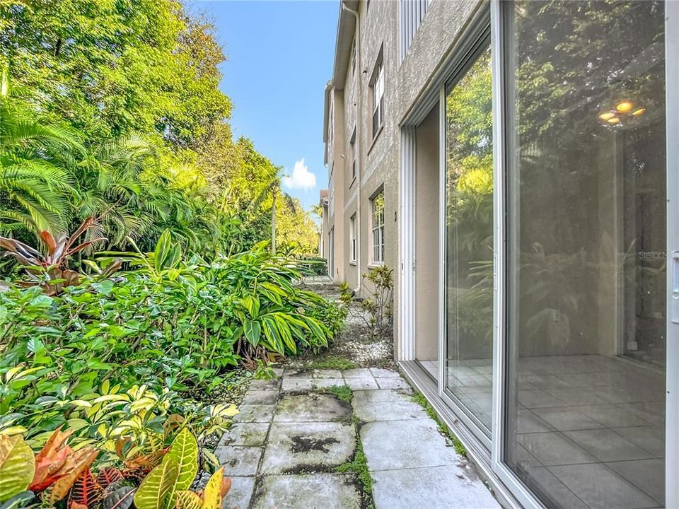 待售: $269,800 (2 贝兹, 2 浴室, 1068 平方英尺)