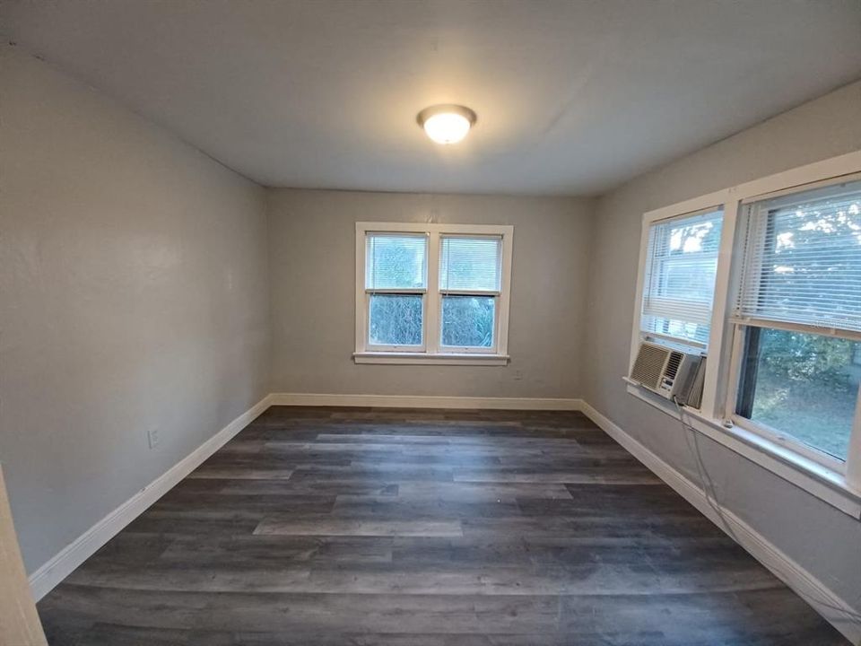 待售: $525,000 (6 贝兹, 0 浴室, 2400 平方英尺)