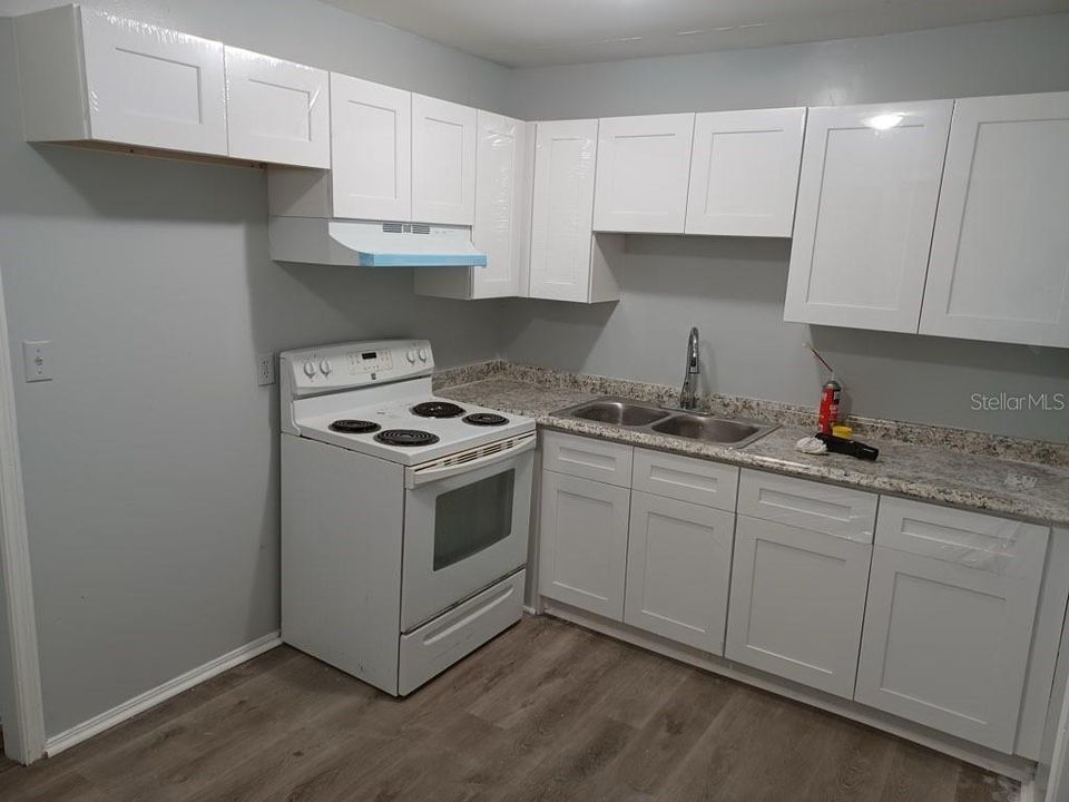 待售: $525,000 (6 贝兹, 0 浴室, 2400 平方英尺)