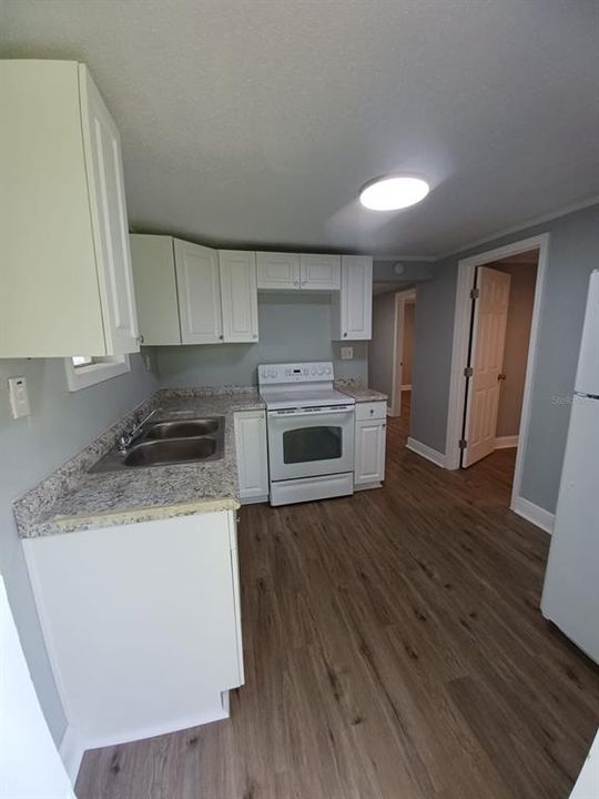 待售: $525,000 (6 贝兹, 0 浴室, 2400 平方英尺)