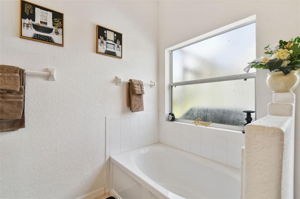 En Venta: $375,000 (4 camas, 3 baños, 1962 Pies cuadrados)