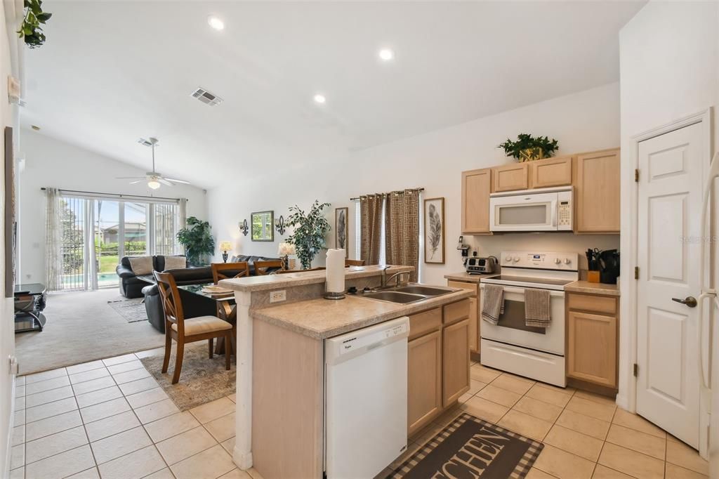 En Venta: $375,000 (4 camas, 3 baños, 1962 Pies cuadrados)