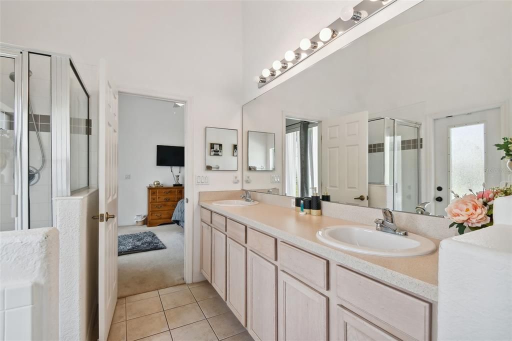 En Venta: $375,000 (4 camas, 3 baños, 1962 Pies cuadrados)