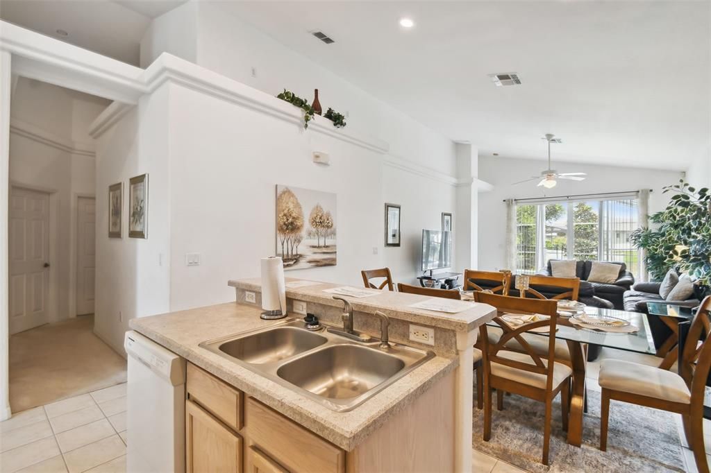 En Venta: $375,000 (4 camas, 3 baños, 1962 Pies cuadrados)