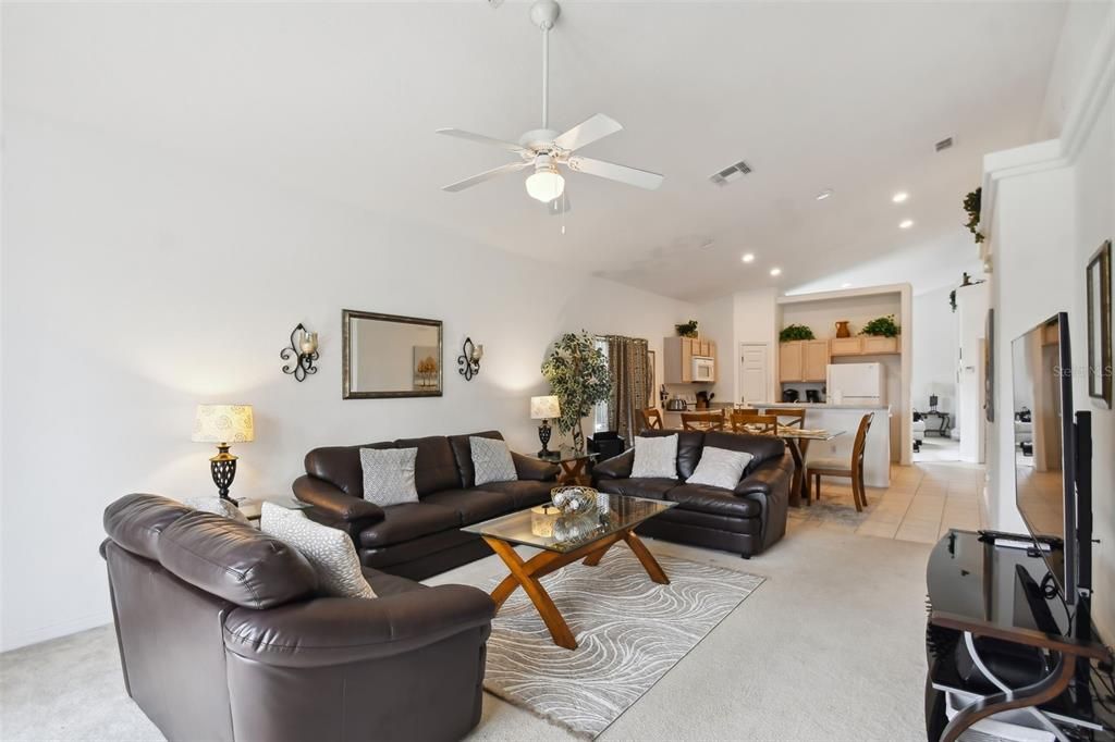 En Venta: $375,000 (4 camas, 3 baños, 1962 Pies cuadrados)