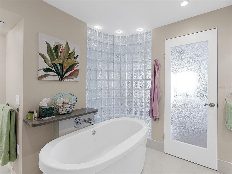 For Sale: $975,000 (2 beds, 2 baths, 1762 Square Feet)