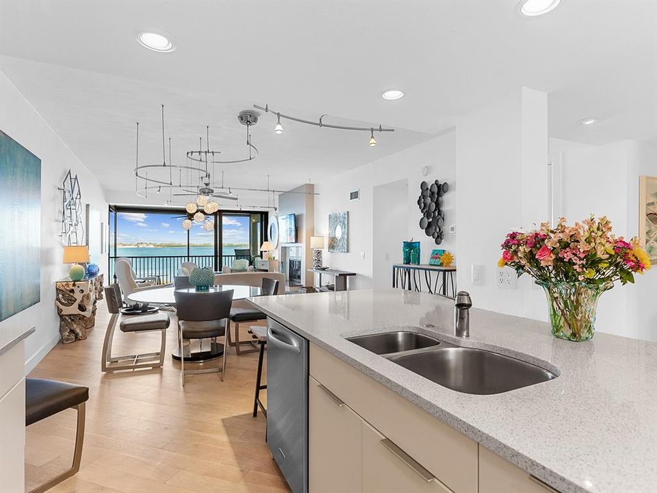 For Sale: $975,000 (2 beds, 2 baths, 1762 Square Feet)