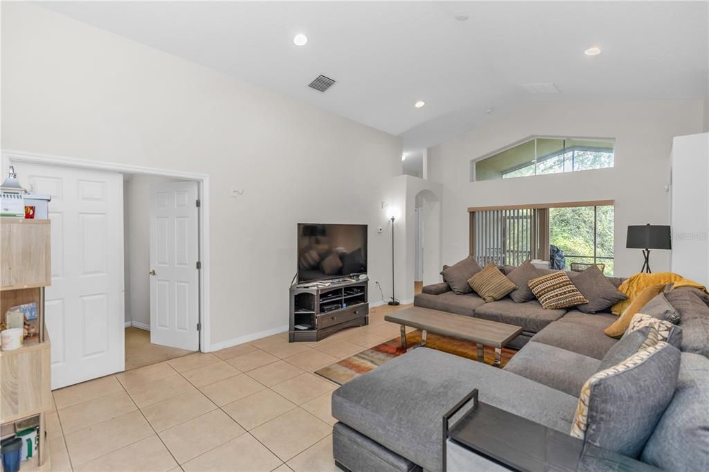 En Venta: $350,000 (4 camas, 2 baños, 1870 Pies cuadrados)