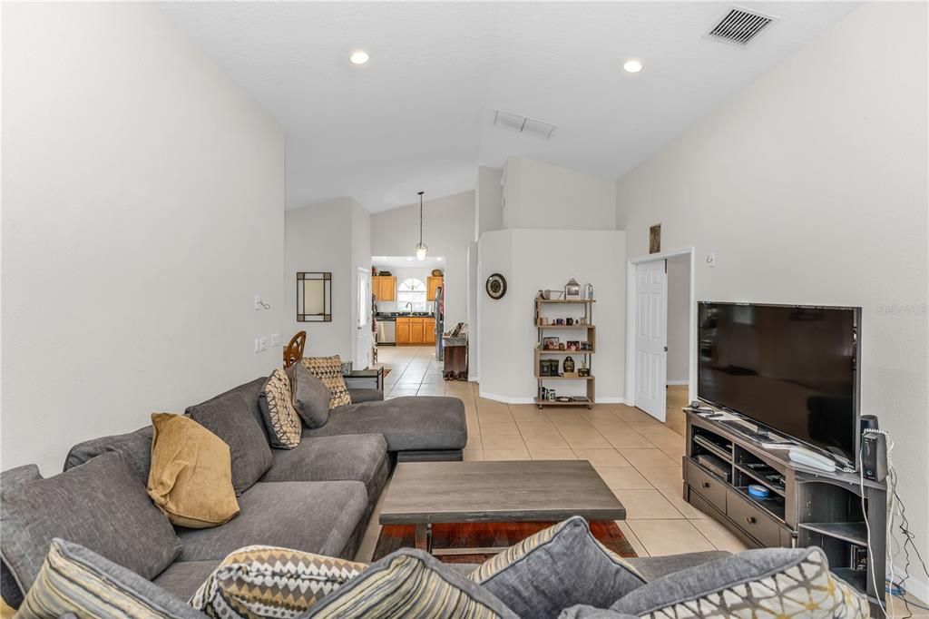 En Venta: $350,000 (4 camas, 2 baños, 1870 Pies cuadrados)