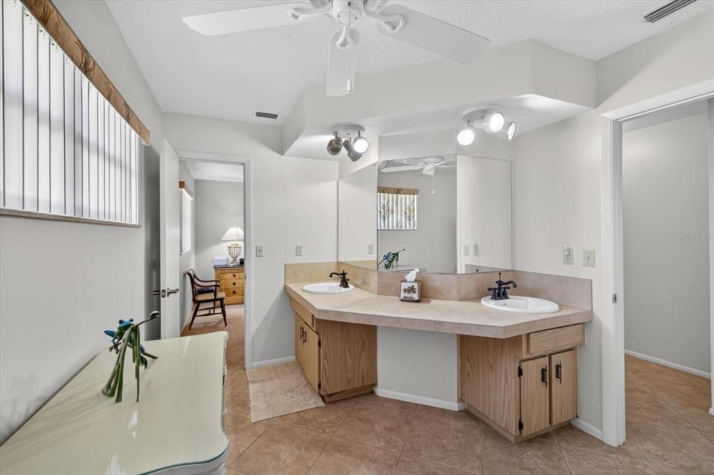 En Venta: $349,725 (3 camas, 2 baños, 1943 Pies cuadrados)