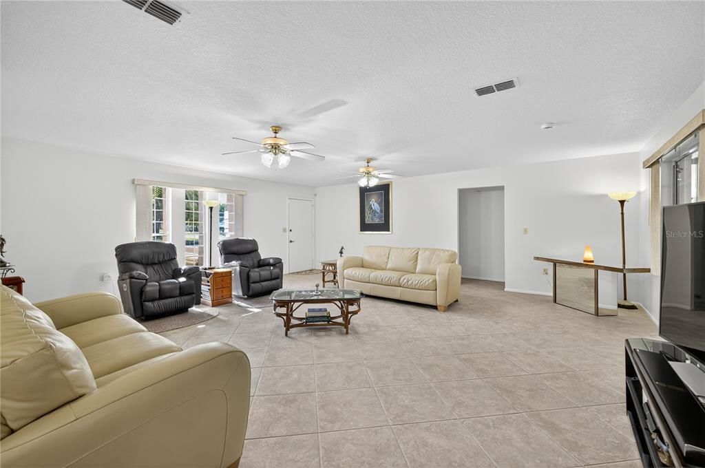 En Venta: $349,725 (3 camas, 2 baños, 1943 Pies cuadrados)