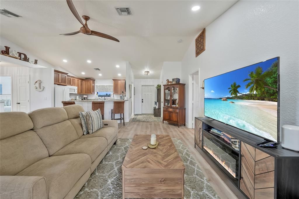 合同活跃: $330,000 (3 贝兹, 2 浴室, 1523 平方英尺)