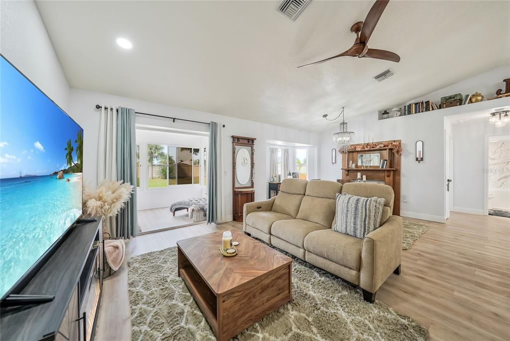 合同活跃: $330,000 (3 贝兹, 2 浴室, 1523 平方英尺)