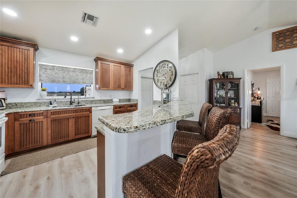 合同活跃: $330,000 (3 贝兹, 2 浴室, 1523 平方英尺)