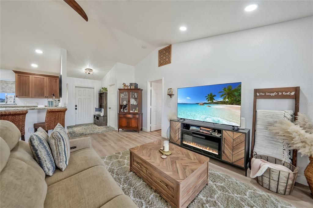 合同活跃: $330,000 (3 贝兹, 2 浴室, 1523 平方英尺)