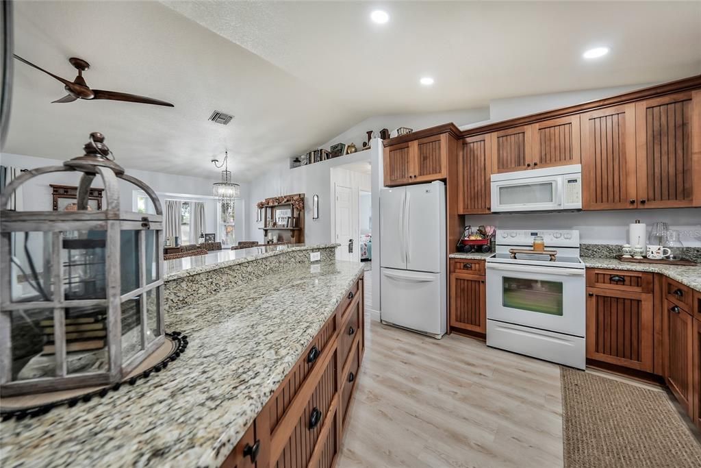 合同活跃: $330,000 (3 贝兹, 2 浴室, 1523 平方英尺)