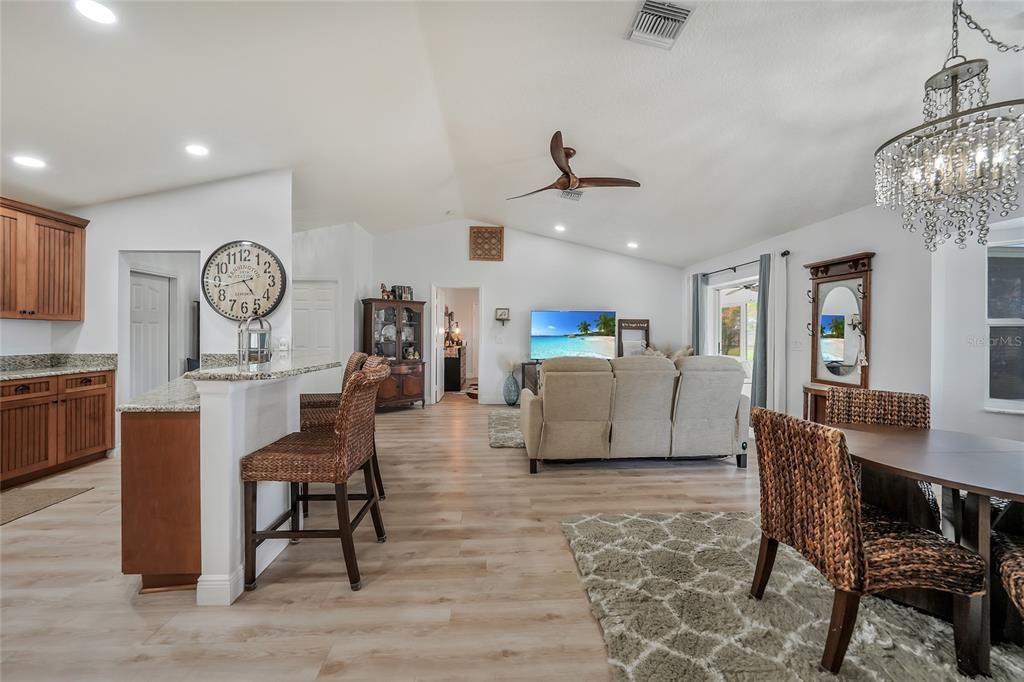 合同活跃: $330,000 (3 贝兹, 2 浴室, 1523 平方英尺)