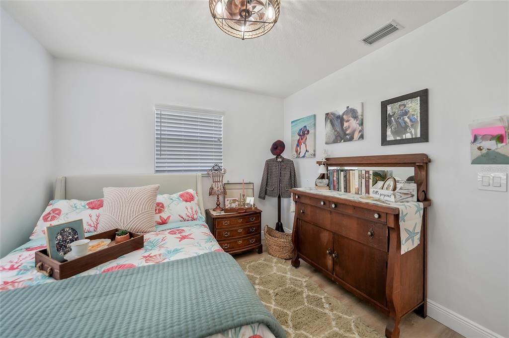 合同活跃: $330,000 (3 贝兹, 2 浴室, 1523 平方英尺)