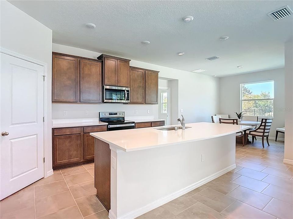 На продажу: $582,900 (4 спален, 3 ванн, 2828 Квадратных фут)