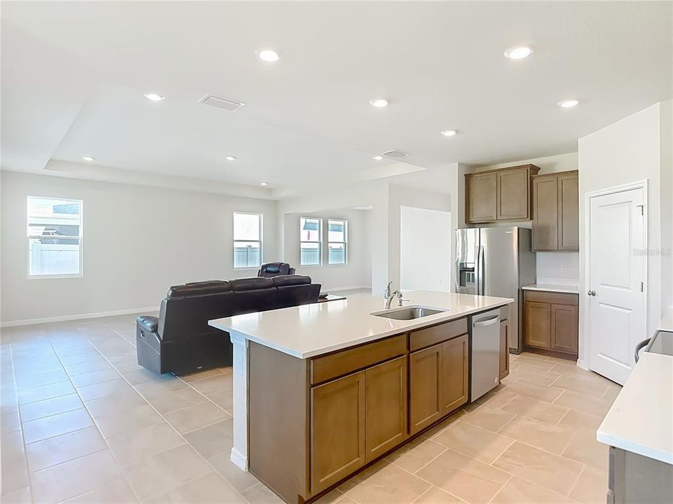 На продажу: $582,900 (4 спален, 3 ванн, 2828 Квадратных фут)