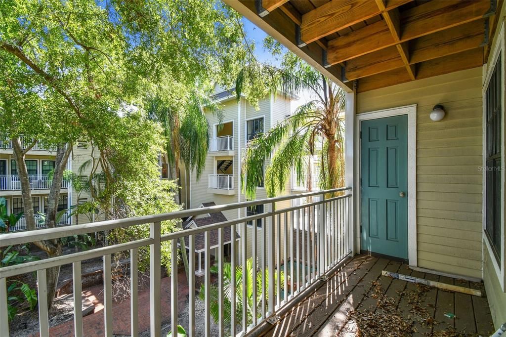 For Sale: $189,900 (1 beds, 1 baths, 631 Square Feet)