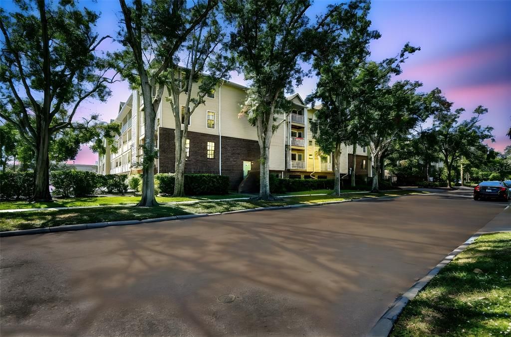 For Sale: $189,900 (1 beds, 1 baths, 631 Square Feet)