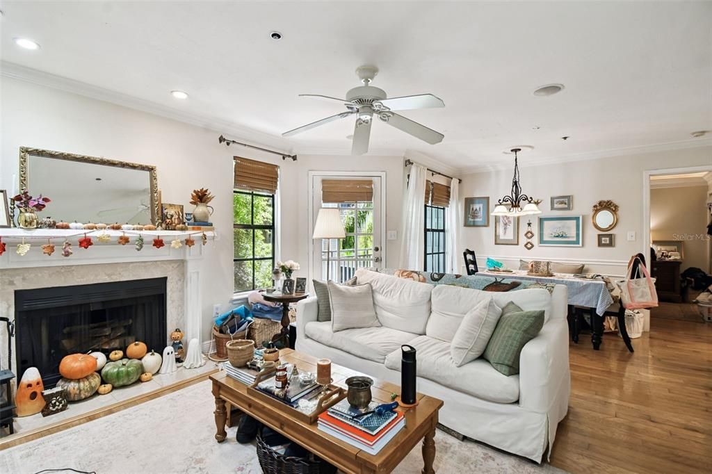 For Sale: $189,900 (1 beds, 1 baths, 631 Square Feet)