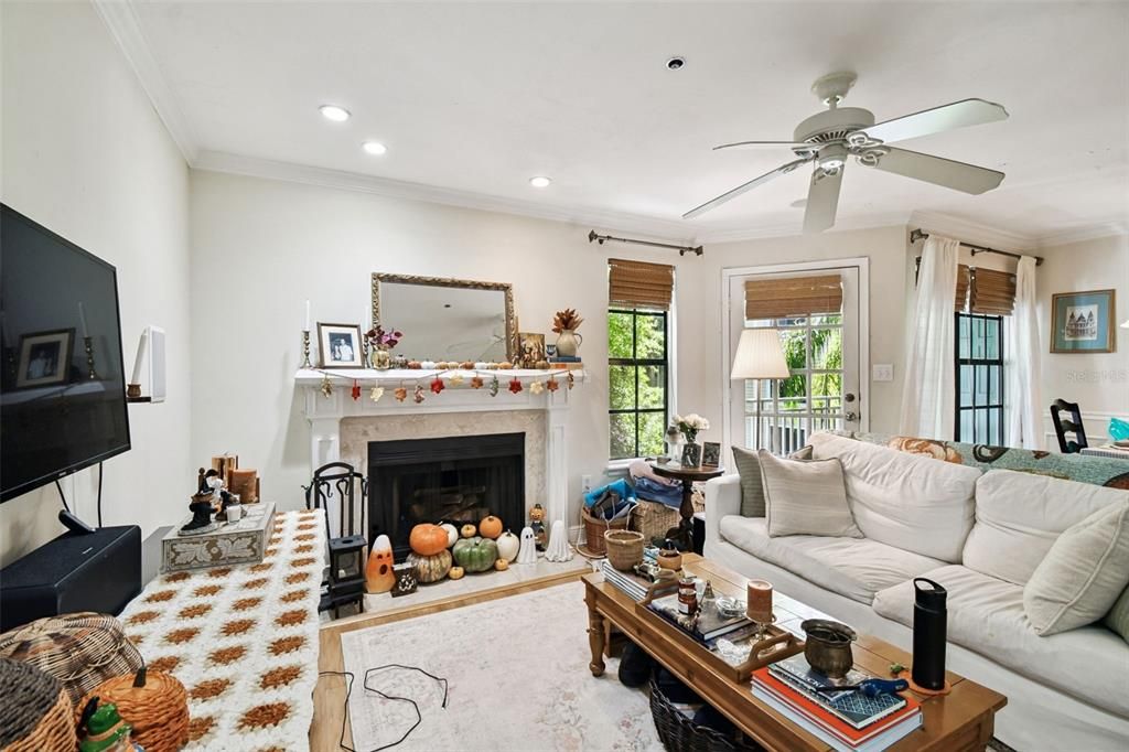 For Sale: $189,900 (1 beds, 1 baths, 631 Square Feet)