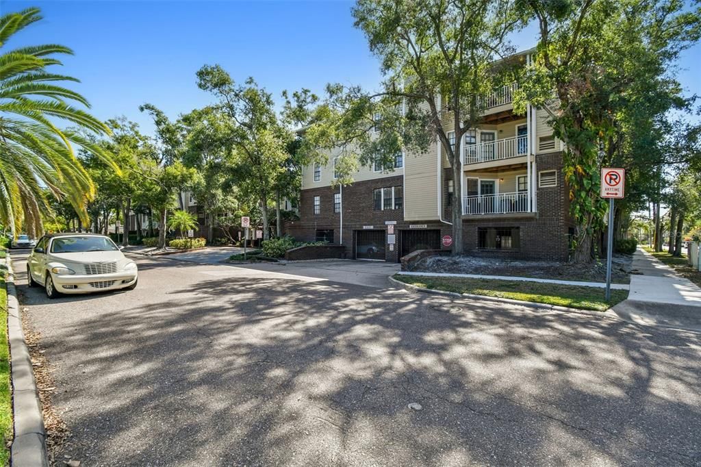 For Sale: $189,900 (1 beds, 1 baths, 631 Square Feet)