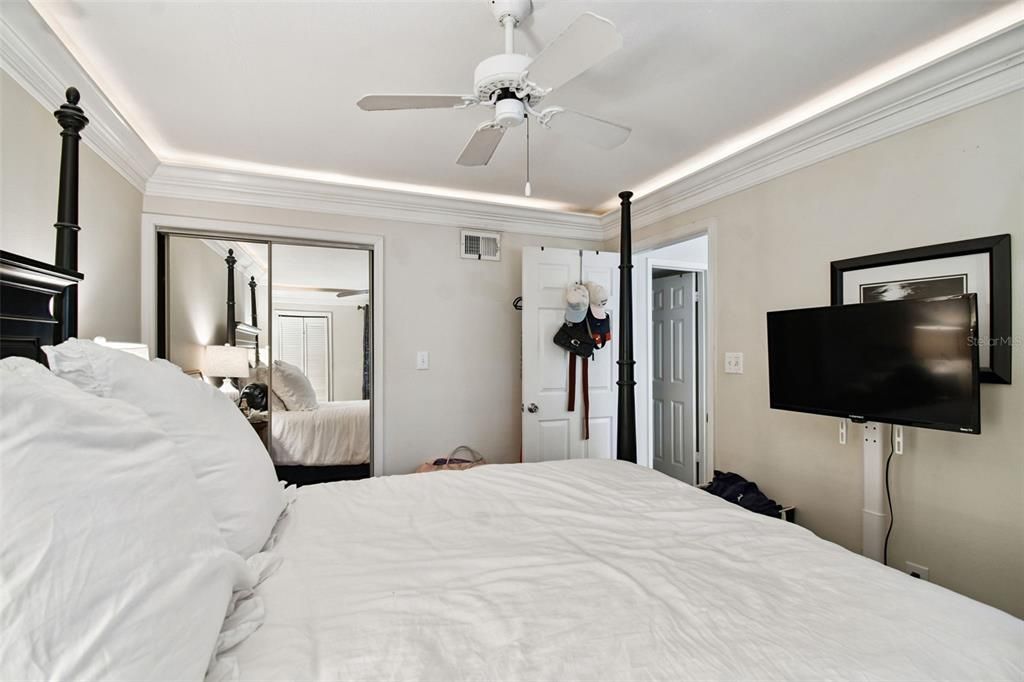 For Sale: $189,900 (1 beds, 1 baths, 631 Square Feet)